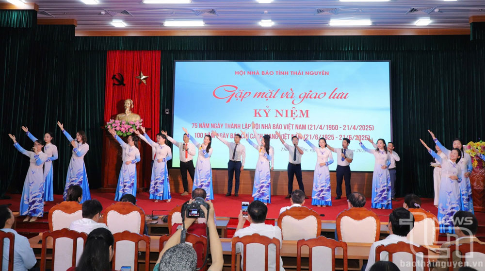 Ca khúc Tự hào báo chí Việt Nam do tập thể phóng viên, nhà báo Báo Thái Nguyên và Đài Phát thanh - Truyền hình tỉnh biểu diễn trong một sự kiện của Hội Nhà báo tỉnh tổ chức tháng 4-2025.