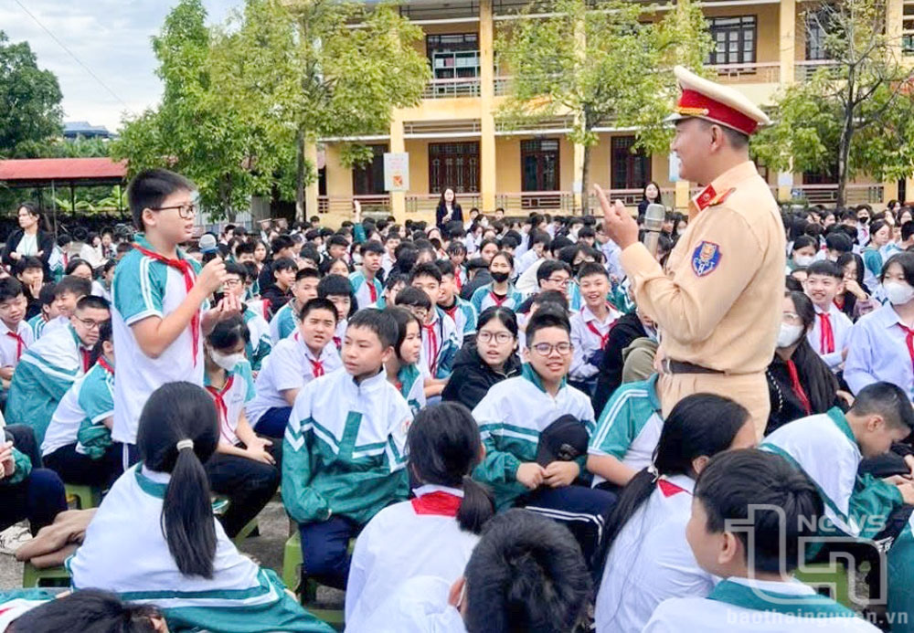 Phối hợp với lực lực Công an để tổ chức tuyên truyền về an toàn giao thông được nhiều trường học trên địa bàn triển khai trong năm học nhằm giúp học sinh phòng tránh tai nạn khi tham gia giao thông.