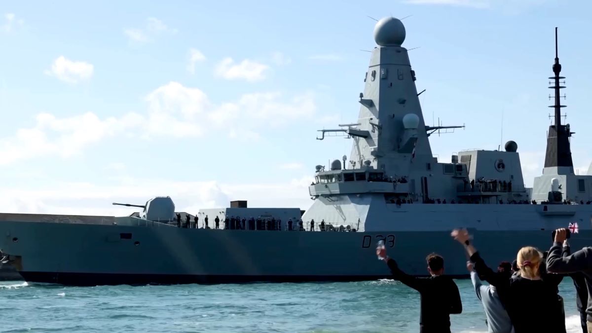 Lực lượng Hải quân Hoàng gia Anh trên tàu HMS Dauntless.
