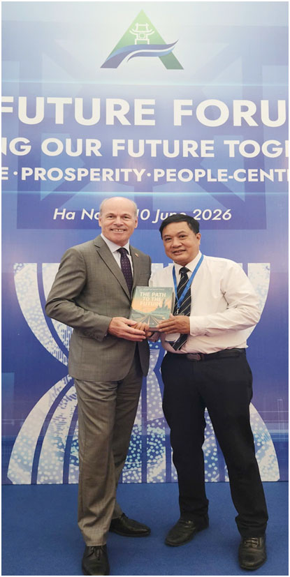 Đại diện của nhà văn Nguyễn Xuân Tuấn tặng sách cho đại biểu quốc tế tại Diễn đàn Tương lai ASEAN 2026.