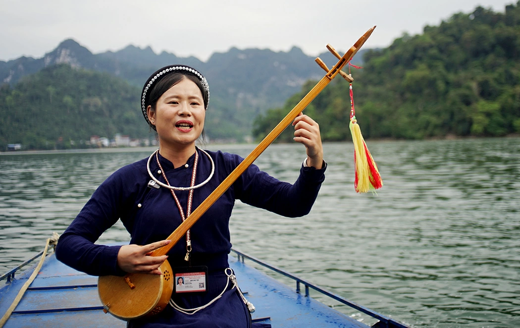 Nâng cây đàn tính, hòa thường hát Then cho du khách trong những chuyến hành trình.