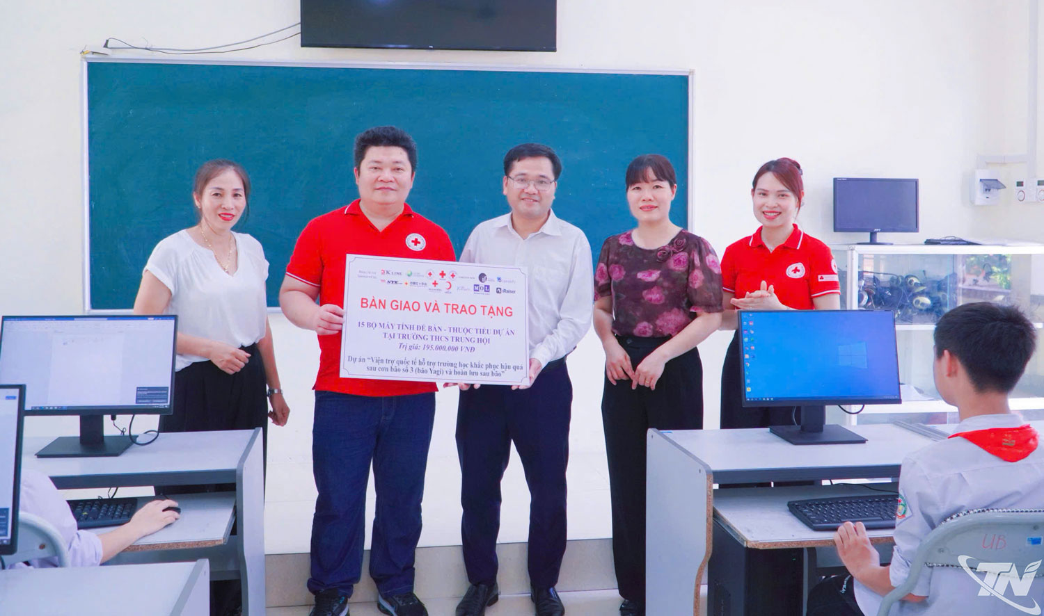 Đại diện Hội Chữ thập đỏ tỉnh Thái Nguyên bàn giao trang thiết bị dạy học cho Trường THCS Trung Hội.