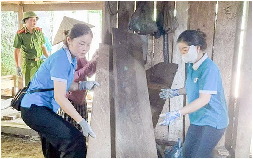 Hội viên phụ nữ tỉnh Thái Nguyên tham gia hỗ trợ tháo dỡ nhà tạm, hưởng ứng phong trào chung tay xóa nhà tạm, nhà dột nát. (Ảnh: Báo Phụ nữ Việt Nam)