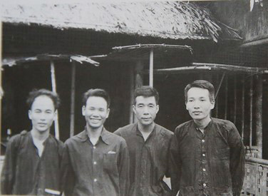 Bốn nhà văn, nhà báo: Tô Hoài, Xuân Thủy, Nam Cao - Báo “Cứu Quốc” (thứ nhất, thứ hai và thứ tư từ trái qua) và Nguyễn Huy Tưởng - Báo “Văn nghệ”.