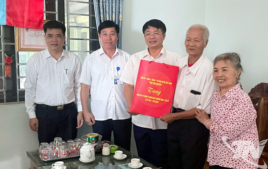 Đồng chí Nông Quang Nhất thăm, tặng quà thương binh Phạm Văn Bắc, ở xóm Núi Chùa., xã Tân Thành. Ảnh T.L