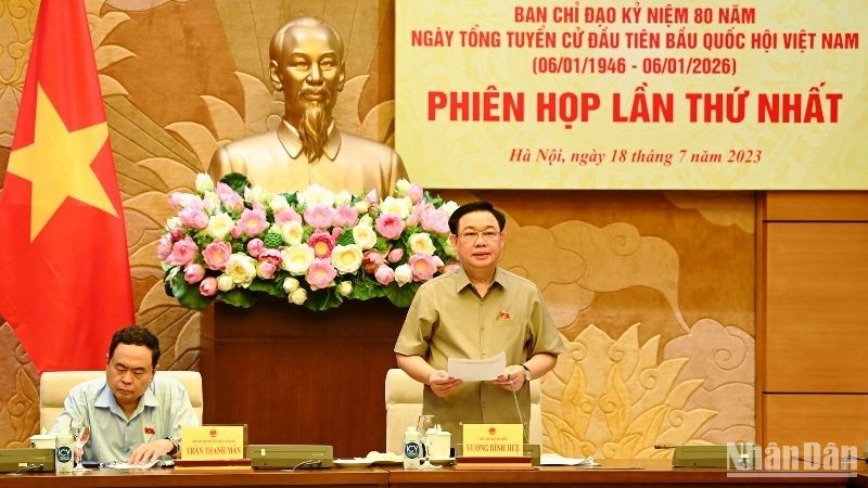 Chủ tịch Quốc hội Vương Đình Huệ phát biểu tại phiên họp.