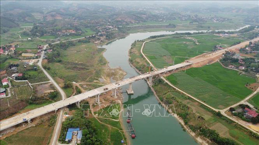 Cầu Đoan Hùng vượt Sông Chảy trên tuyến cao tốc Tuyên Quang - Phú Thọ, cầu có tổng chiều dài 516,4m, chiều rộng tại vị trí thường là 17,5m với 4 làn xe cơ giới. Ảnh tư liệu: Vũ Sinh/TTXVN