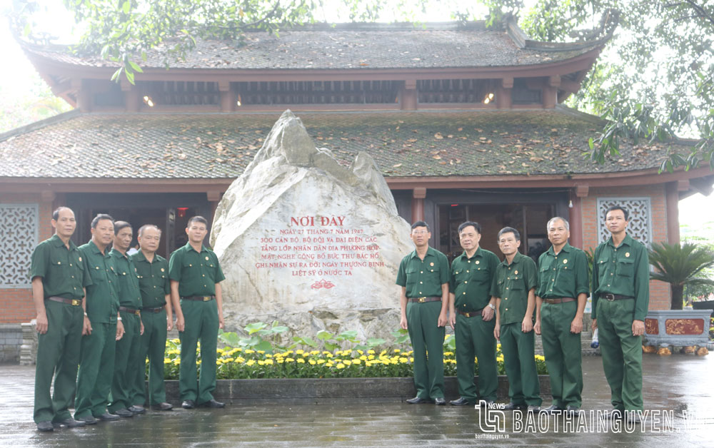 Các cựu chiến binh thị trấn Hùng Sơn (Đại Từ) thường xuyên đến Khu di tích lịch sử Quốc gia 27-7 dâng hương tưởng niệm các Anh hùng liệt sĩ.