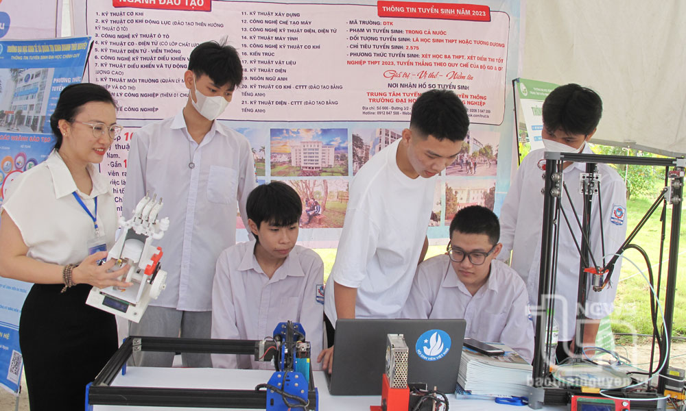 Học sinh các trường phổ thông của tỉnh tìm hiểu về phương thức tuyển sinh, các ngành đào tạo của Trường Đại học Kỹ thuật công nghiệp Thái Nguyên.