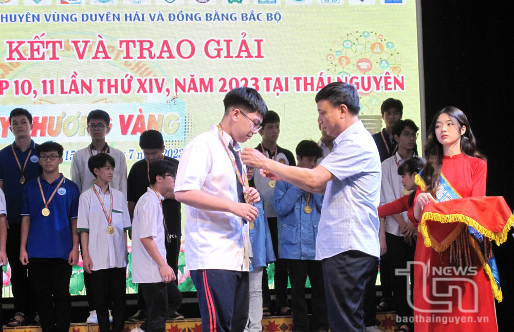 Đồng chí Đặng Xuân Trường, Ủy viên Ban Thường vụ Tỉnh ủy, Phó Chủ tịch Thường trực UBND tỉnh, trao Huy chương Vàng cho các học sinh khối 10.