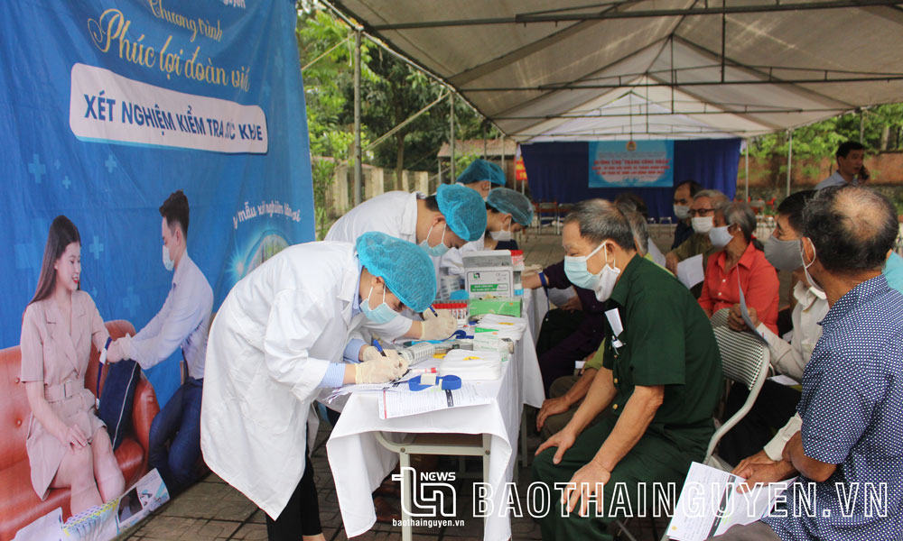 TP. Thái Nguyên thường xuyên tổ chức các chương trình khám bệnh miễn phí cho hộ nghèo, cận nghèo trên địa bàn. Trong ảnh: Khám bệnh miễn phí tại xã Cao Ngạn.