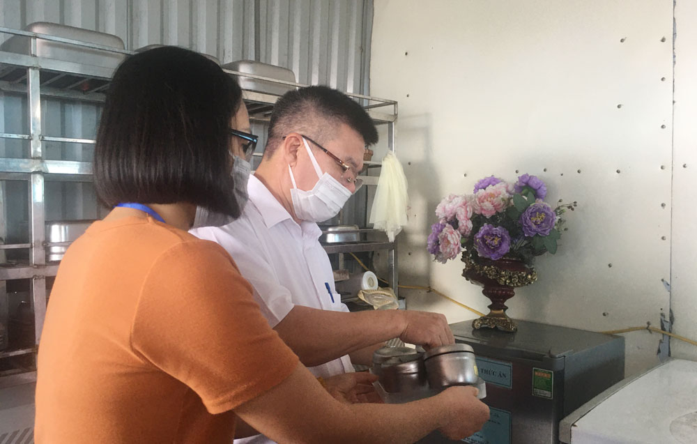 Lực lượng y tế kiểm tra mẫu thức ăn tại Trường Mầm non Túc Duyên (TP. Thái Nguyên).