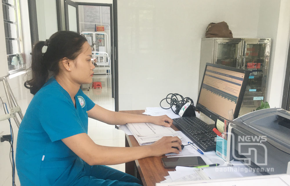Cán bộ Trạm Y tế phường Túc Duyên (TP. Thái Nguyên) sử dụng phần mềm y tế điện tử phục vụ nhiệm vụ chuyên môn.
