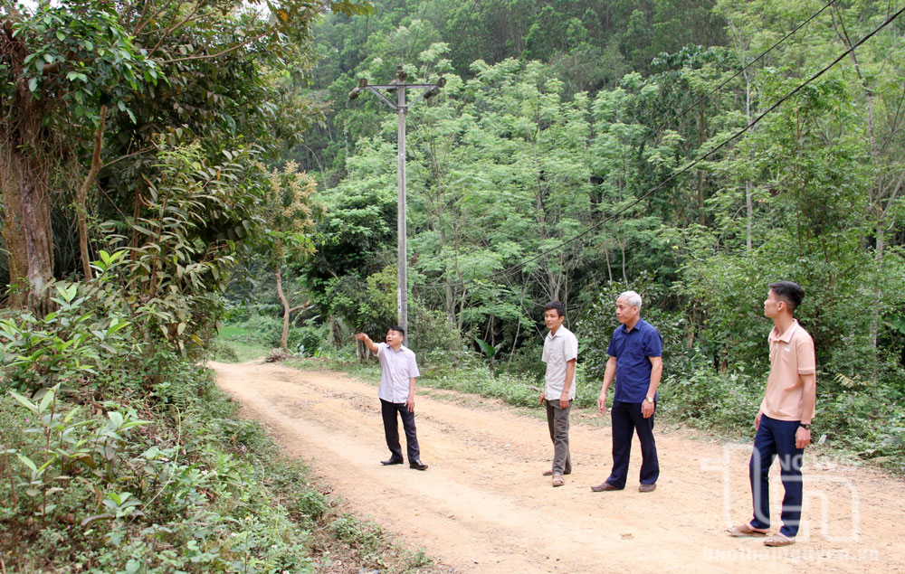 Trên 50 hộ dân ở xóm Đồng Danh, Ba Họ, xã Yên Ninh, đã chặt cây cối, hiến đất với tổng diện tích trên 6ha để thi công đường giao thông Đồng Danh - Ba Họ.