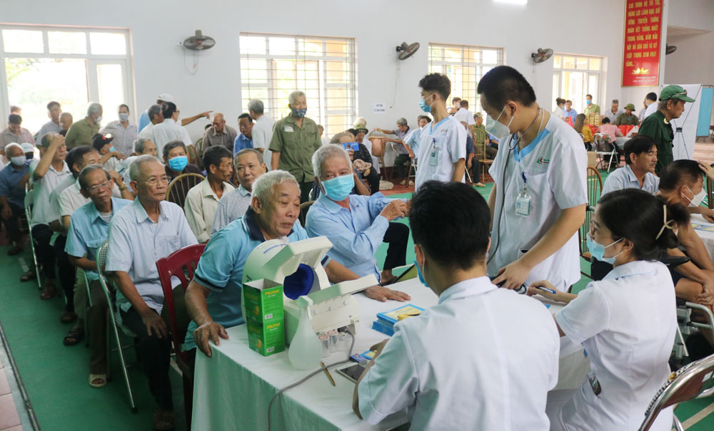 Công ty CP Bệnh viện Quốc tế Thái Nguyên tổ chức khám bệnh, tư vấn sức khỏe, cấp thuốc miễn phí cho người có công với cách mạng tại TP. Phổ Yên.
