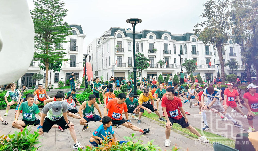 Các thành viên của Cộng đồng Runners Thái Nguyên khởi động trước khi tham gia giải “Chạy gắn kết - nối yêu thương” tại TP. Thái Nguyên.