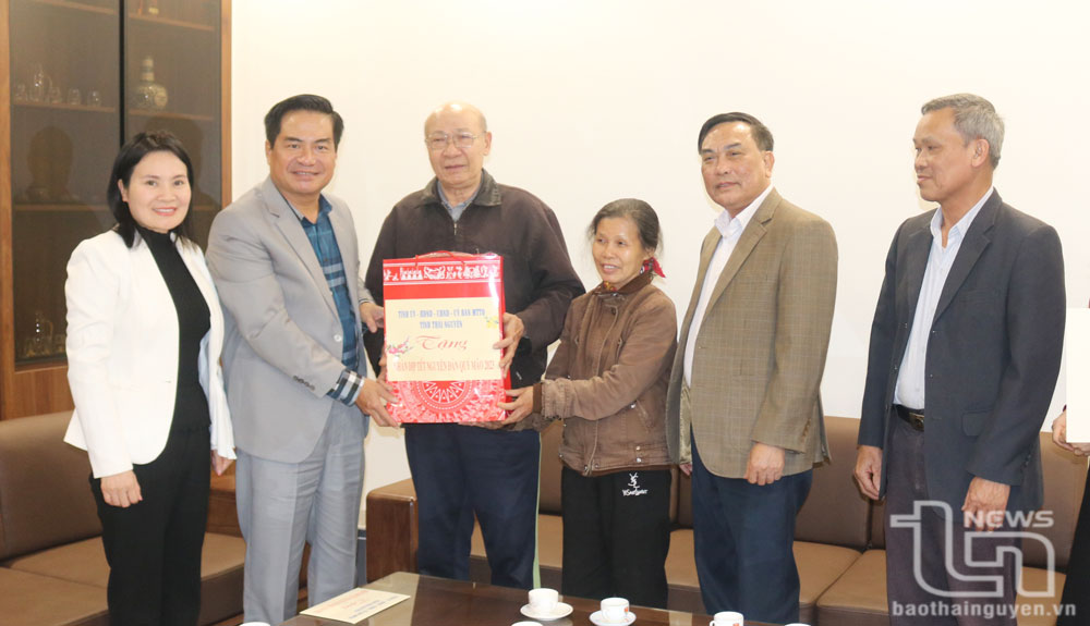 Đồng chí Lê Quang Tiến, Phó Chủ tịch UBND tỉnh (thứ 2 từ trái vào), thăm hỏi, tặng quà gia đình người có công với cách mạng dịp Tết Nguyên đán 2023.