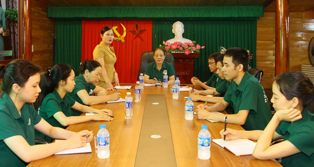Lãnh đạo Đảng uỷ xã Tân Cương phát biểu chỉ đạo tại buổi sinh hoạt Chi bộ HTX Chè Hảo Đạt.