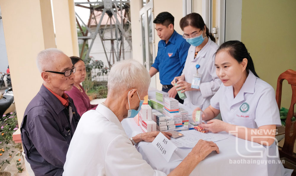 Trung tâm Y tế TP. Thái Nguyên phối hợp với Đoàn xã Đồng Liên, phường Tân Thành, TP. Thái Nguyên, khám bệnh, cấp thuốc miễn phí cho 240 đối tượng chính sách, người nghèo, người cao tuổi.