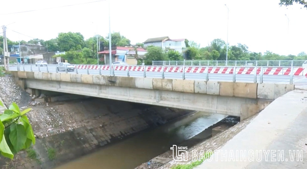 In early 2022, the construction of Dan Bridge (Thinh Dan ward) with a bridge deck width of 32 meters (4 times the old bridge) was completed and put into use, ensuring traffic safety and promoting socio-economic development in the western region of Thai Nguyen city.