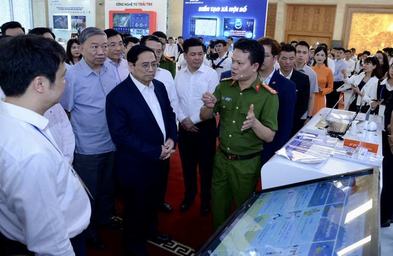 Thủ tướng Phạm Minh Chính thăm gian triển lãm của Tập đoàn FPT, nghe đại diện Bộ Công an và FPT giới thiệu về những ứng dụng công nghệ mới trong triển khai Đề án 06, đặc biệt là trong lĩnh vực xây dựng cơ sở dữ liệu tập trung.