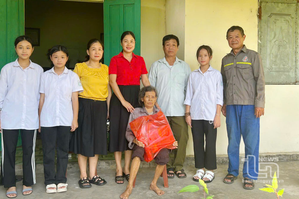 Cán bộ, giáo viên, học sinh Trường THCS Cù Vân (Đại Từ) thăm, tặng quà, động viên bà Lương Thị Lan ở xóm 3, xã Cù Vân, là vợ Liệt sĩ Bùi Đình Thảo, đang sống một mình.