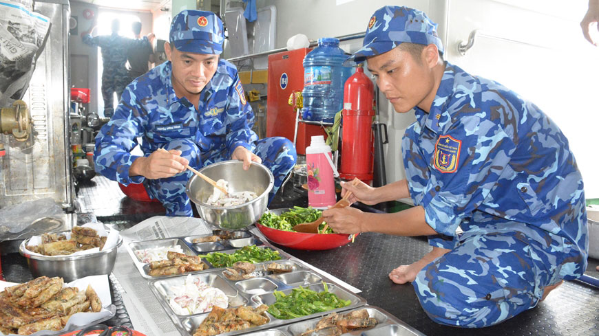 Nhân viên Tàu Cảnh sát biển 4038 chế biến thực phẩm phục vụ bữa ăn cho bộ đội.