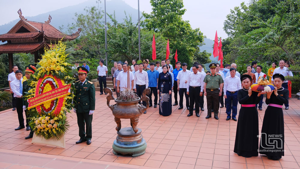 Đoàn đại biểu của tỉnh dâng hương tại Nhà tưởng niệm Chủ tịch Hồ Chí Minh ở ATK Định Hóa. 