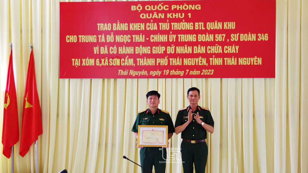 Đại diện lãnh đạo Quân khu 1 trao bằng khen cho Trung tá Đỗ Ngọc Thái