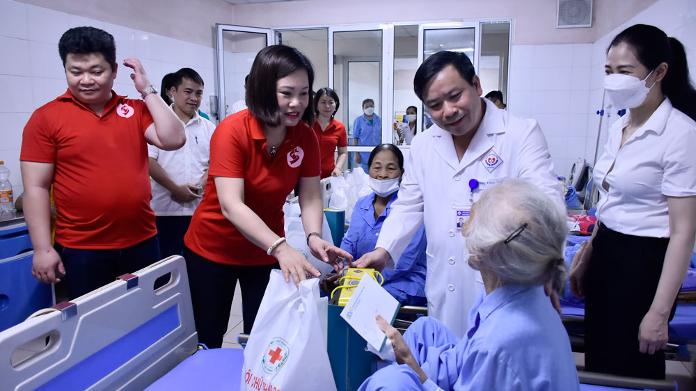 Đại diện lãnh đạo Hội Chữ thập đỏ tỉnh và Ngân hàng TMCP Đầu tư và Phát triển BIDV, Chi nhánh Thái Nguyên trao quà cho các bệnh nhân có hoàn cảnh khó khăn tại Bệnh viện Trung ương Thái Nguyên.