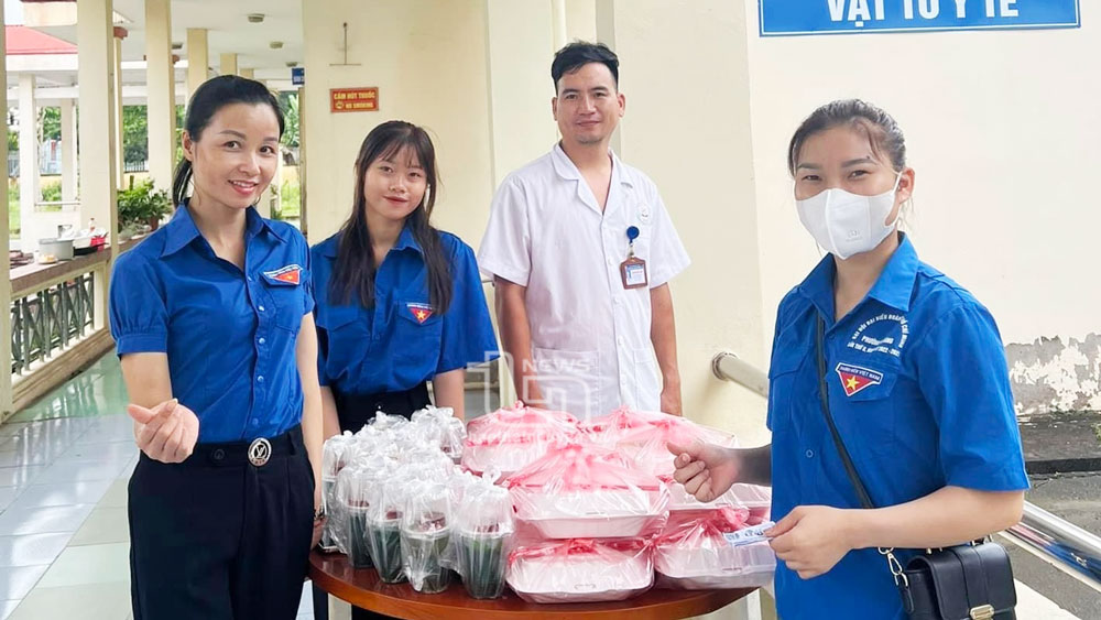 Đoàn viên thanh niên phát bữa ăn miễn phí tại Trung tâm Y tế thành phố Phổ Yên.