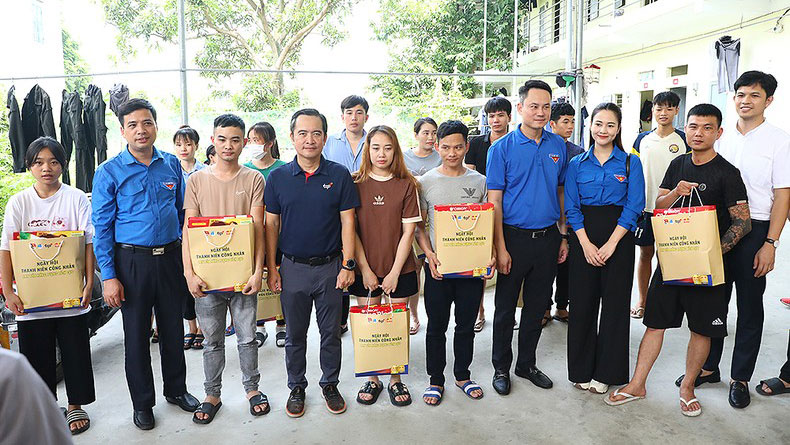 Đại diện Trung ương Hội Liên hiệp Thanh niên Việt Nam và các đơn vị liên quan đến khu nhà trọ, trao quà tặng thanh niên công nhân có hoàn cảnh khó khăn.