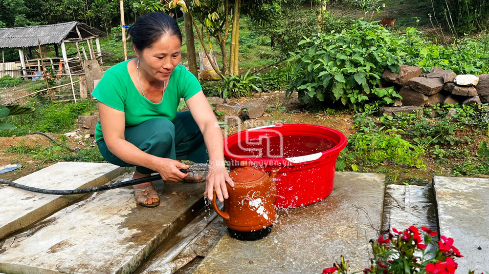 Người dân xã Phúc Lương sử dụng nước sinh hoạt từ công trình cấp nước tập trung hỗ trợ cho đồng bào DTTS.