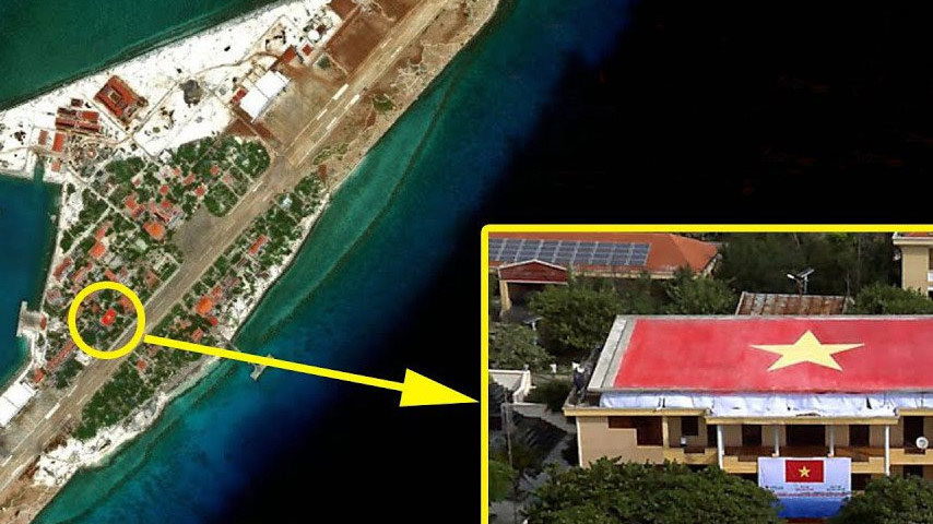 Với kích thước lớn, lá cờ Tổ quốc bằng gốm trên nóc tòa nhà hội trường ở đảo Trường Sa Lớn có thể được quan sát một cách rõ ràng trên mục ảnh vệ tinh của các công cụ bản đồ phổ biến. Ảnh Internet