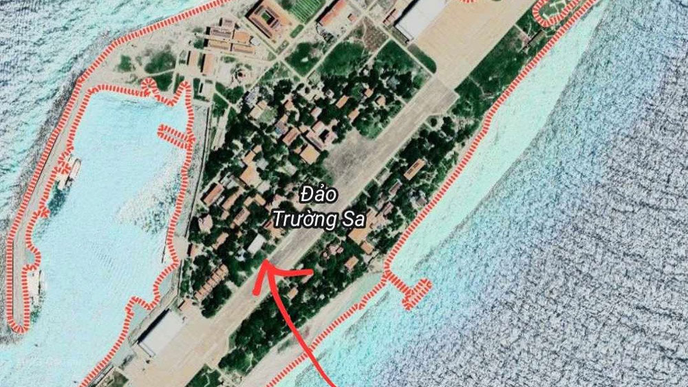 Trong ảnh vệ tinh của Google, không thấy rõ hình ảnh lá  trên nóc tòa nhà hội trường đảo Trường Sa Lớn.
