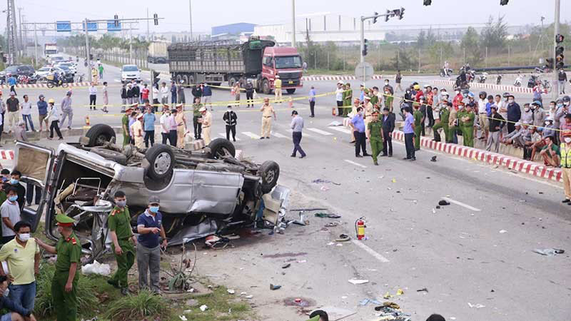 Lực lượng chức năng cứu hộ, cứu nạn vụ tai nạn giao thông đặc biệt nghiêm trọng xảy ra tại huyện Núi Thành (Quảng Nam) ngày 14/2/2023.