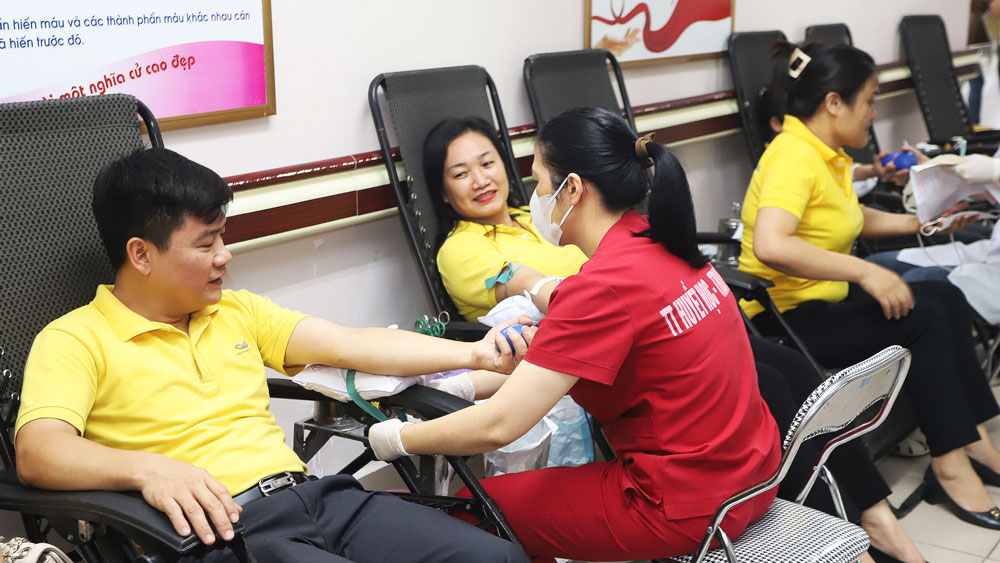 Trên 200 cán bộ, nhân viên, người lao động của 10 đơn vị trong Khối thi đua tham gia hiến máu tình nguyện.