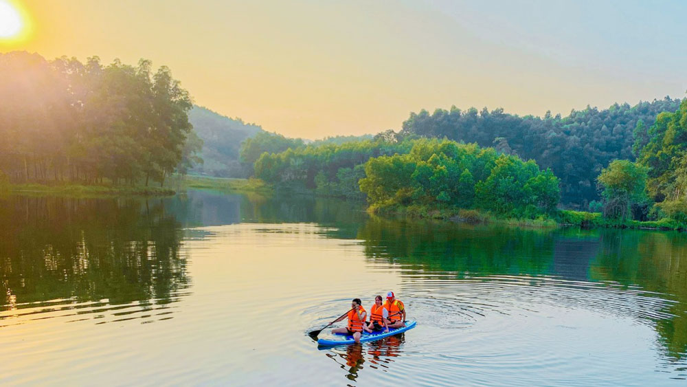 Ghenh Che Lake attracts thousands of tourists annually for sightseeing and experiences.