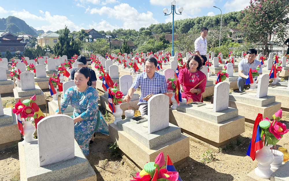 

Các đại biểu thắp hương phần mộ liệt sĩ tại Nghĩa trang Liệt sĩ quốc tế Việt - Lào.