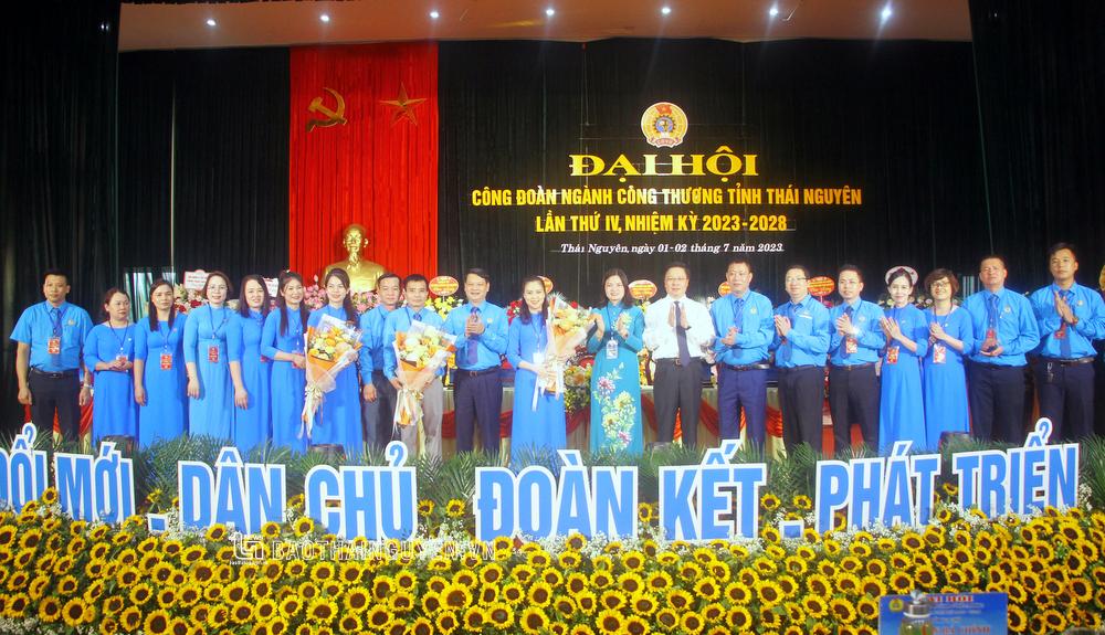 Lãnh đạo Công đoàn Công Thương Việt Nam và các sở, ngành của tỉnh tặng hoa chúc mừng Ban Chấp hành Công đoàn ngành Công Thương tỉnh Thái Nguyên khóa IV.