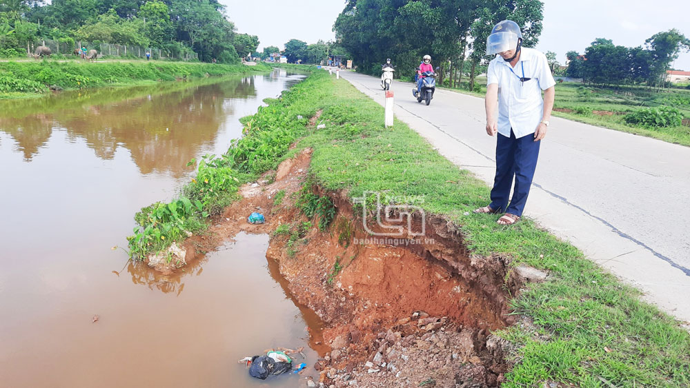 Kênh Đào (vị trí ở tuyến ĐT269C, thuộc xóm Vạn Già, xã Bảo Lý) bị sạt lở, khoét sâu vào đường giao thông, tiềm ẩn nguy cơ mất an toàn.