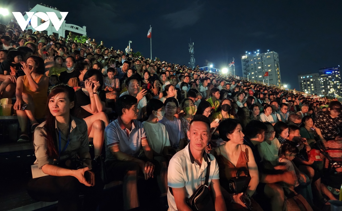 Các khán đài xem pháo hoa tại Đà Nẵng luôn chật kín khán giả.