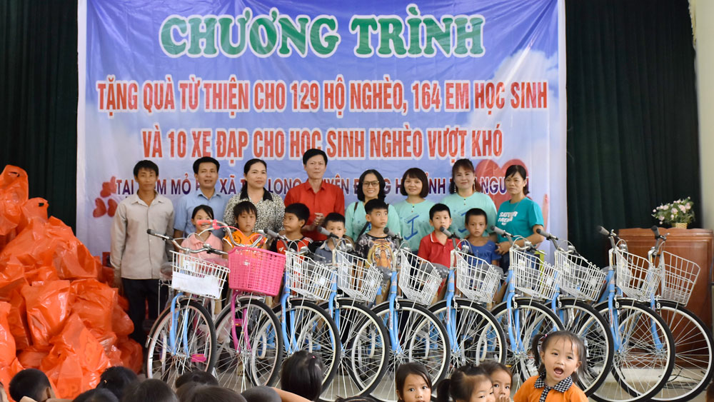 Trường THCS Trưng Vương (Hà Nội) tặng 10 chiếc xe đạp, trị giá 14 triệu đồng cho học sinh nghèo vượt khó của điểm trường Mỏ Ba xã Tân Long (Đồng Hỷ).