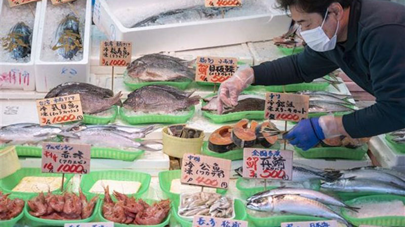 Một cửa hàng bán cá ở Tokyo (Nhật Bản). (Ảnh: AFP/TTXVN)