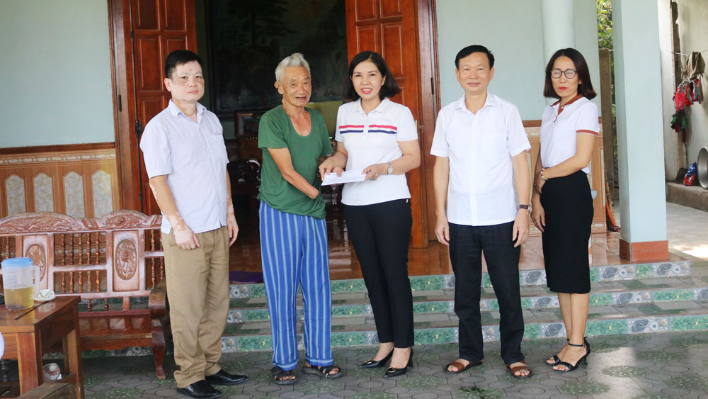 Lãnh đạo Trung tâm Phát hành phim và Chiếu bóng Thái Nguyên (bên phải) trao quà cho thương binh Dương Huy Đoàn, 85 tuổi, xóm Bình Hương, xã Lục Ba (Đại Từ).