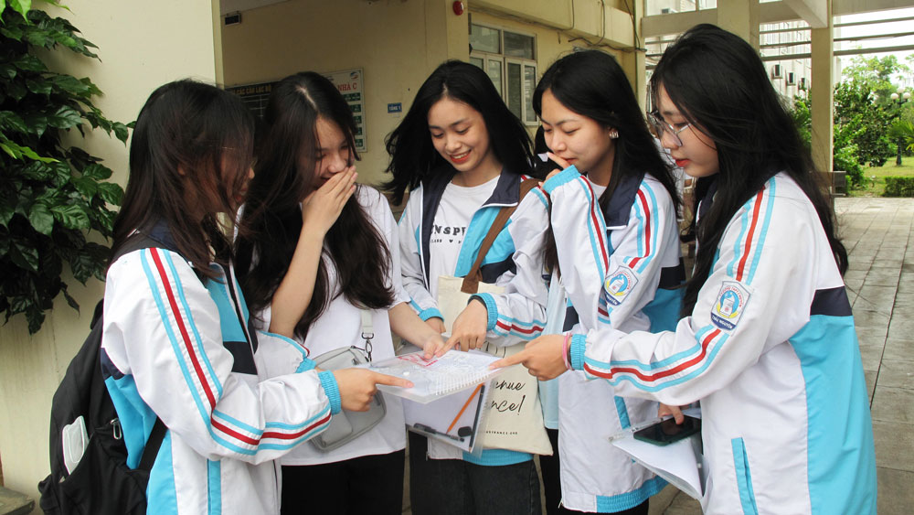 Niềm vui của các thí sinh Trường THPT Chuyên Thái Nguyên khi làm bài tốt trong kỳ thi tốt nghiệp THPT năm 2023.