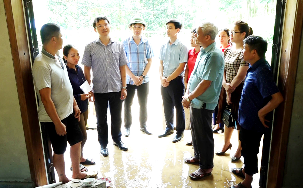 Lãnh đạo huyện Phú Lương đến thăm, trao tiền hỗ trợ cho gia đình ông Hoàng Văn Thuyết.