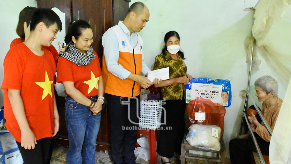 CLB Trái tim Nhật thiện thăm hỏi tặng quà gia đình cụ Bùi Thị Nhất, 85 tuổi, vợ Liệt sĩ Phạm Minh Xuân, trú tại thị trấn Hùng Sơn, Đại Từ.