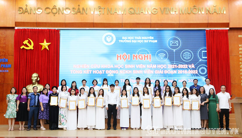 Lãnh đạo Trường Đại học Sư phạm Thái Nguyên trao chứng nhận và khen thưởng các sinh viên đạt giải thưởng Sinh viên nghiên cứu khoa học cấp trường. Ảnh: T.L