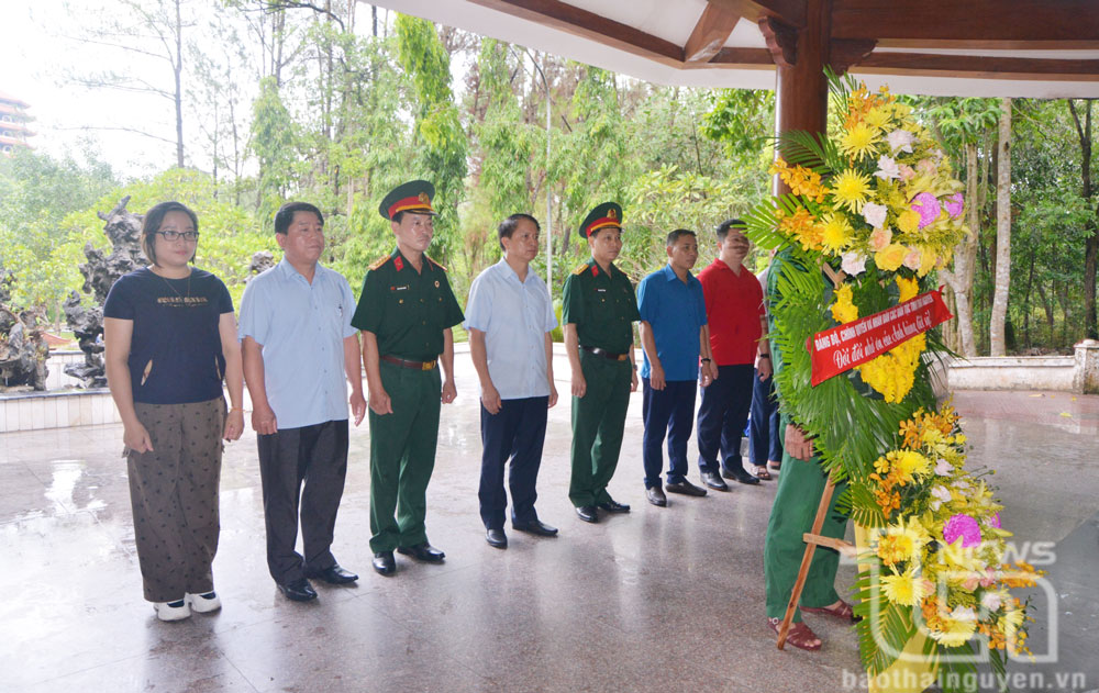 Đoàn công tác dâng hương tại Nhà bia tưởng niệm các liệt sĩ thanh niên xung phong.